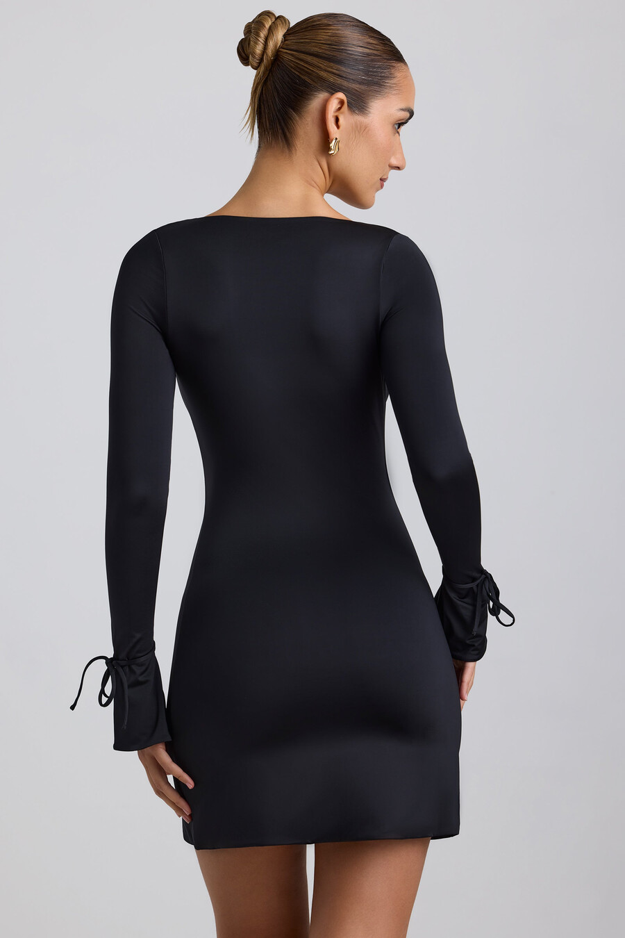 Μίνι φόρεμα σε γραμμή Α από ζέρσεϊ με slim fit σε μαύρο χρώμα