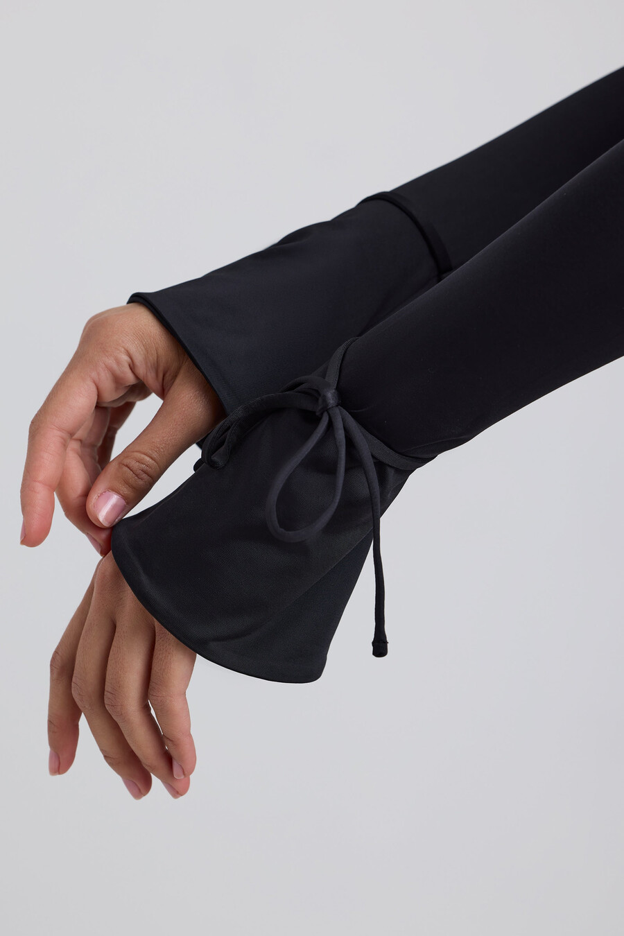 Μίνι φόρεμα σε γραμμή Α από ζέρσεϊ με slim fit σε μαύρο χρώμα