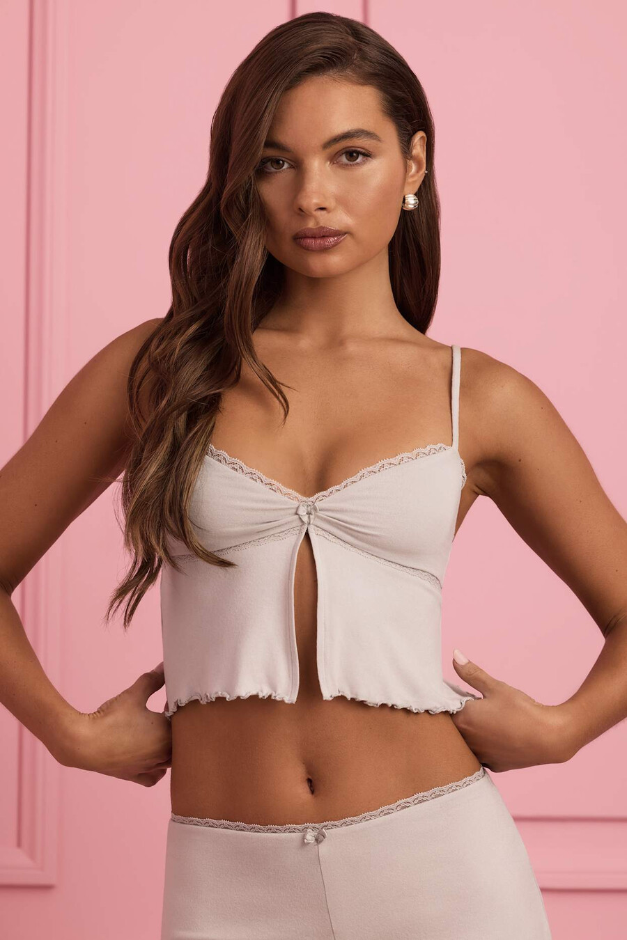 Πυτζάμα babydoll με δαντέλα και τελείωμα σε γκρι χρώμα