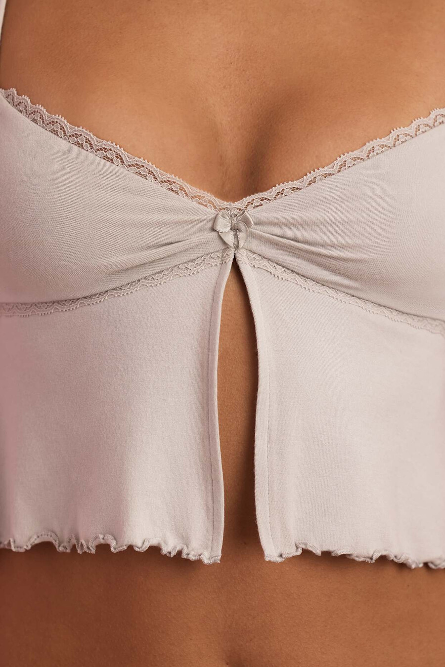 Πυτζάμα babydoll με δαντέλα και τελείωμα σε γκρι χρώμα