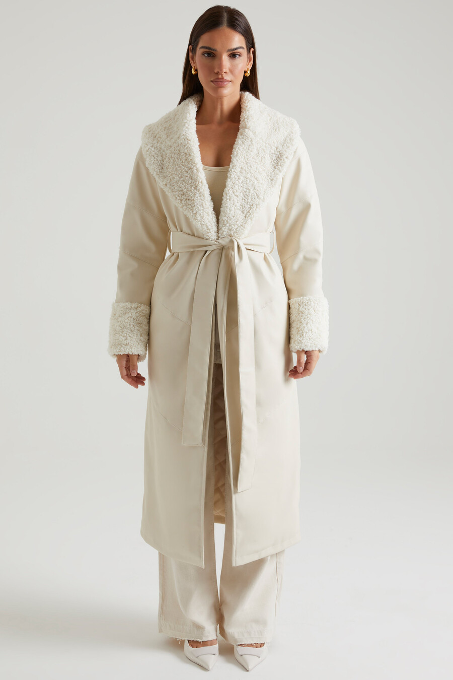 Παλτό με δέσιμο και γιακά και μανσέτες shearling σε κρεμ χρώμα