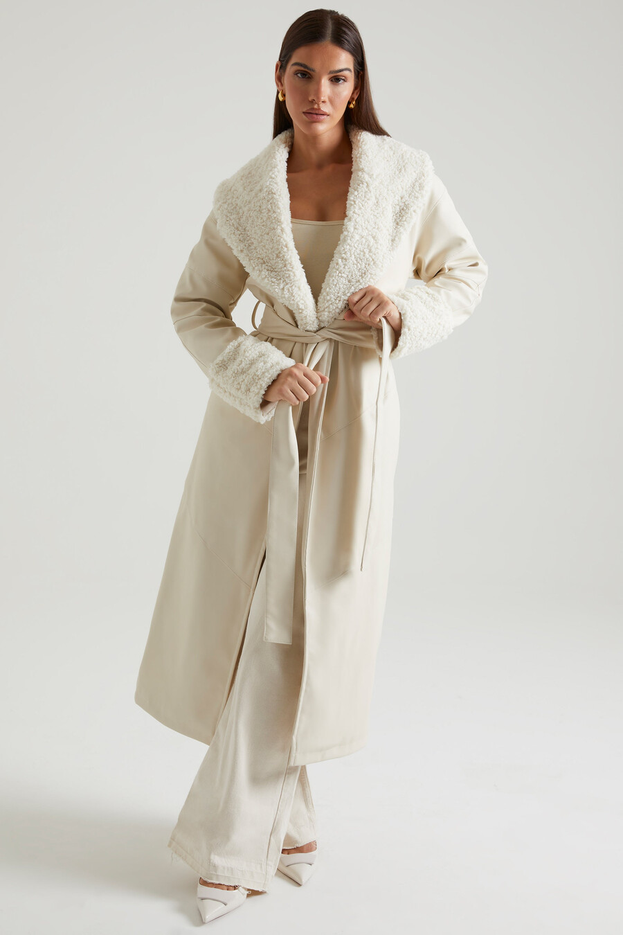Παλτό με δέσιμο και γιακά και μανσέτες shearling σε κρεμ χρώμα
