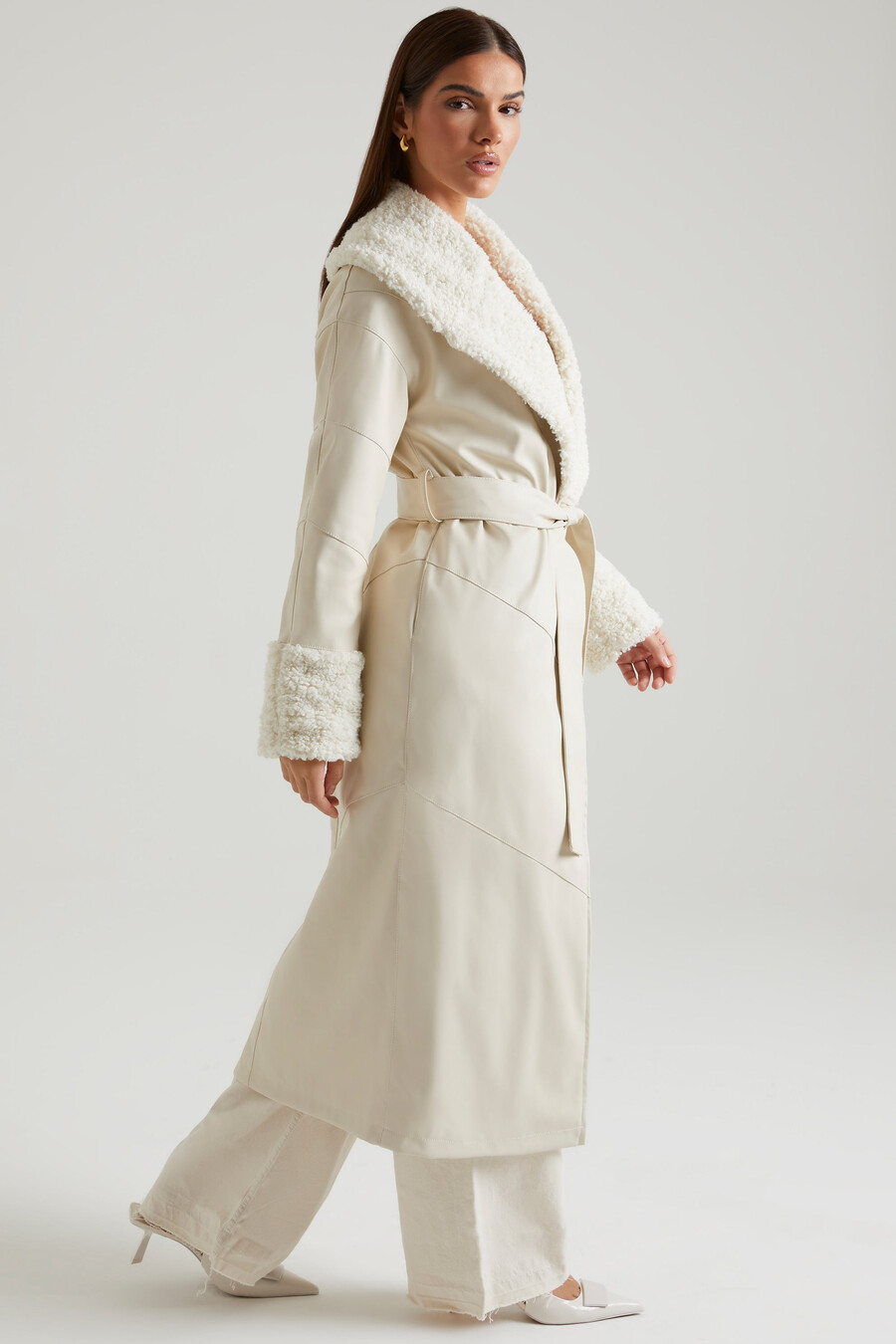 Παλτό με δέσιμο και γιακά και μανσέτες shearling σε κρεμ χρώμα