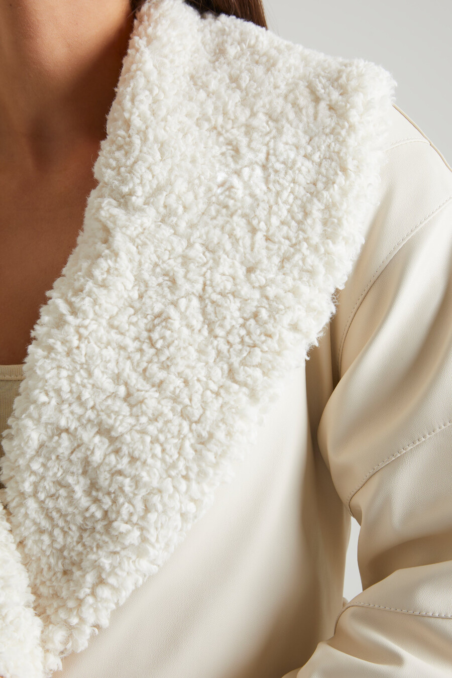 Παλτό με δέσιμο και γιακά και μανσέτες shearling σε κρεμ χρώμα