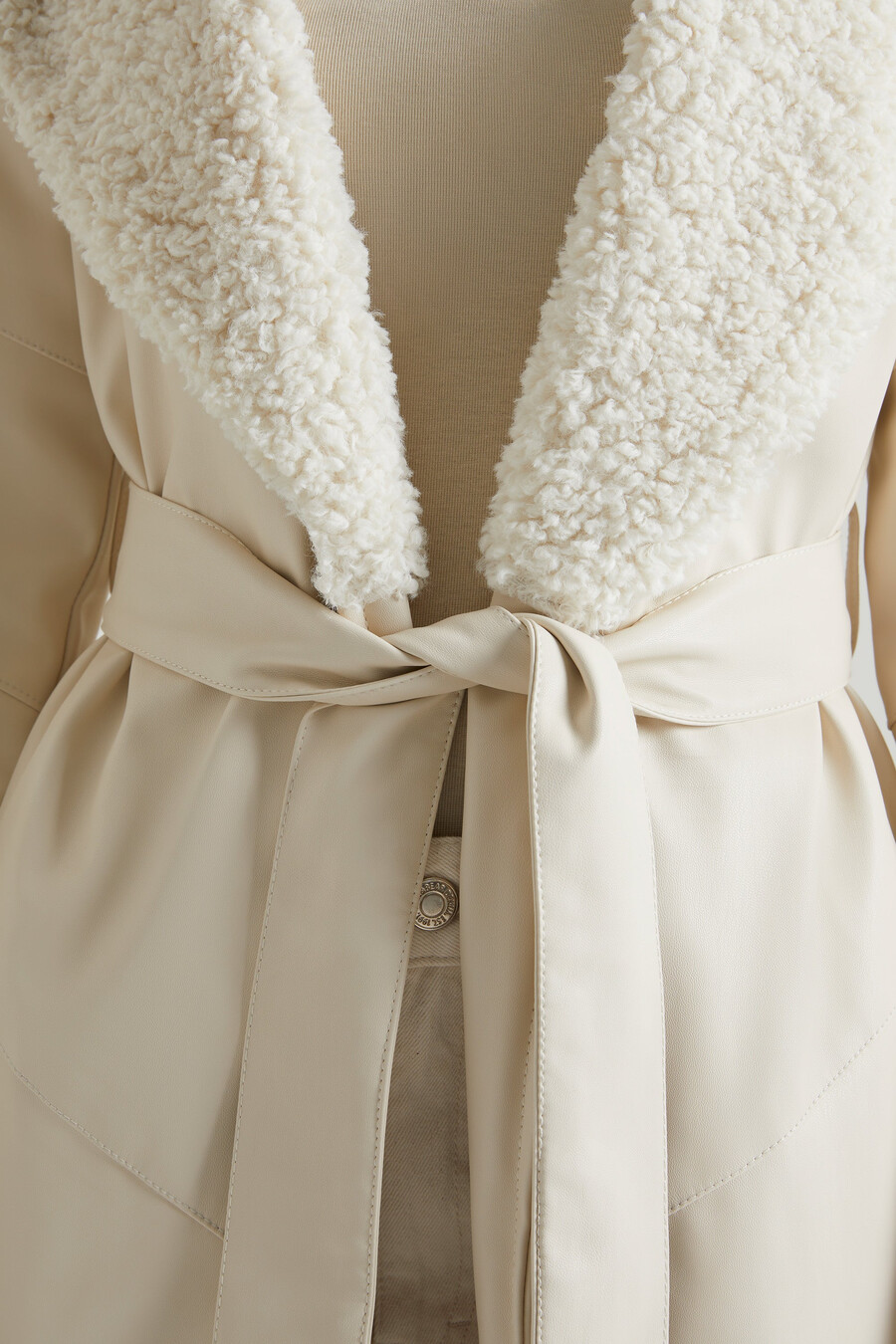 Παλτό με δέσιμο και γιακά και μανσέτες shearling σε κρεμ χρώμα