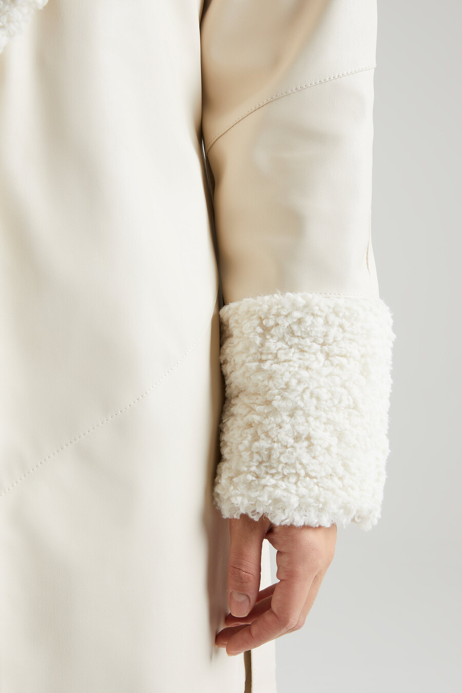 Παλτό με δέσιμο και γιακά και μανσέτες shearling σε κρεμ χρώμα