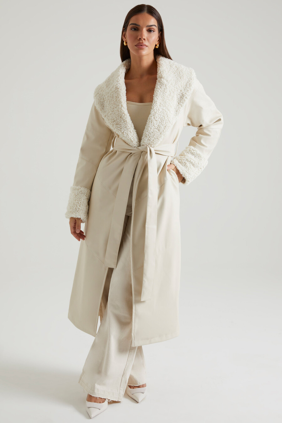 Παλτό με δέσιμο και γιακά και μανσέτες shearling σε κρεμ χρώμα