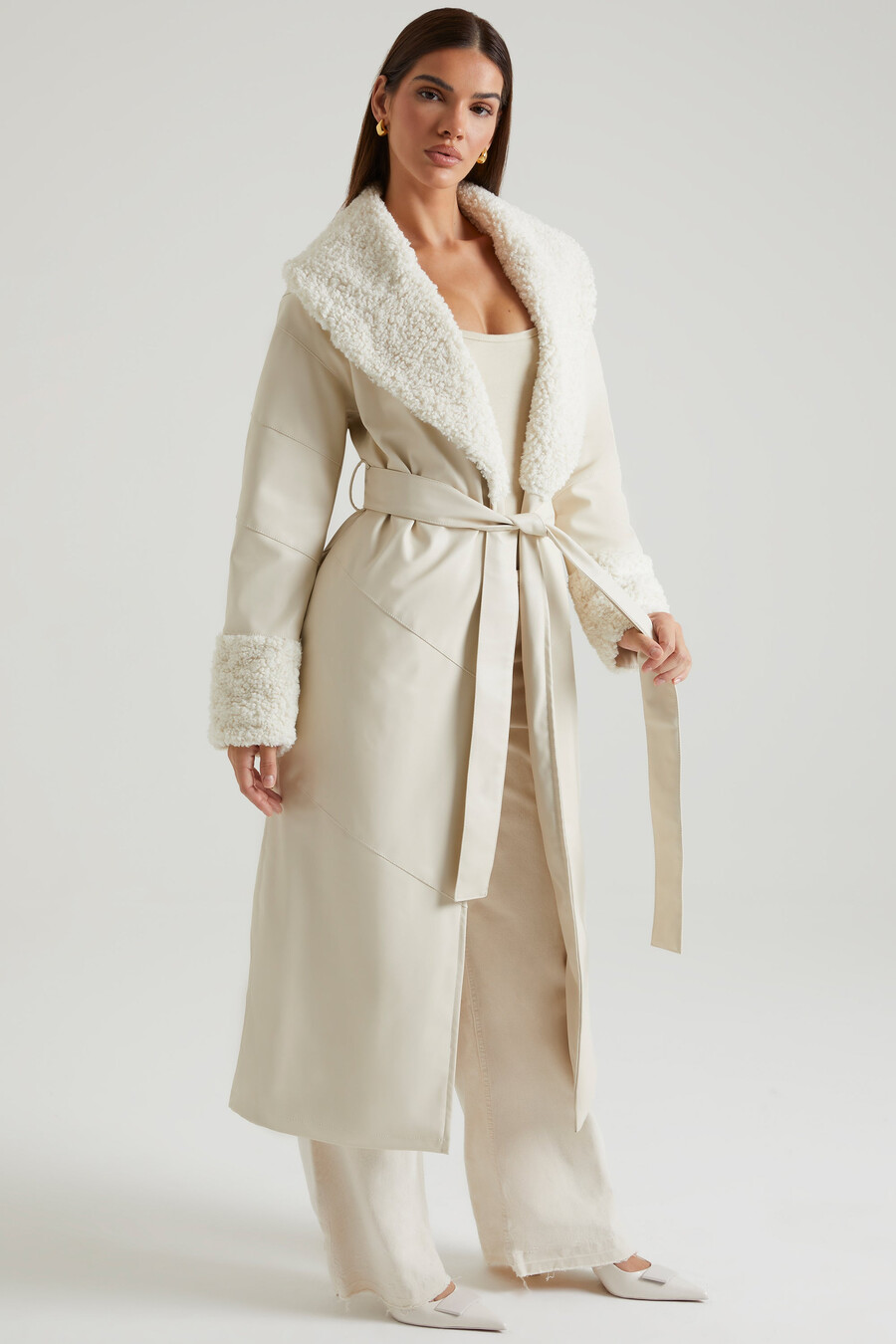 Παλτό με δέσιμο και γιακά και μανσέτες shearling σε κρεμ χρώμα