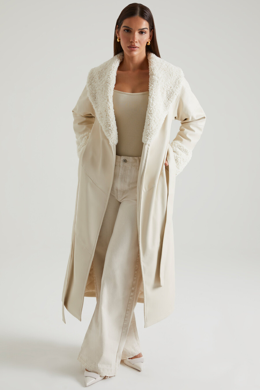 Παλτό με δέσιμο και γιακά και μανσέτες shearling σε κρεμ χρώμα