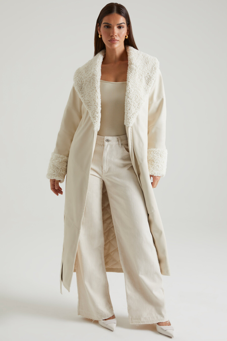 Παλτό με δέσιμο και γιακά και μανσέτες shearling σε κρεμ χρώμα