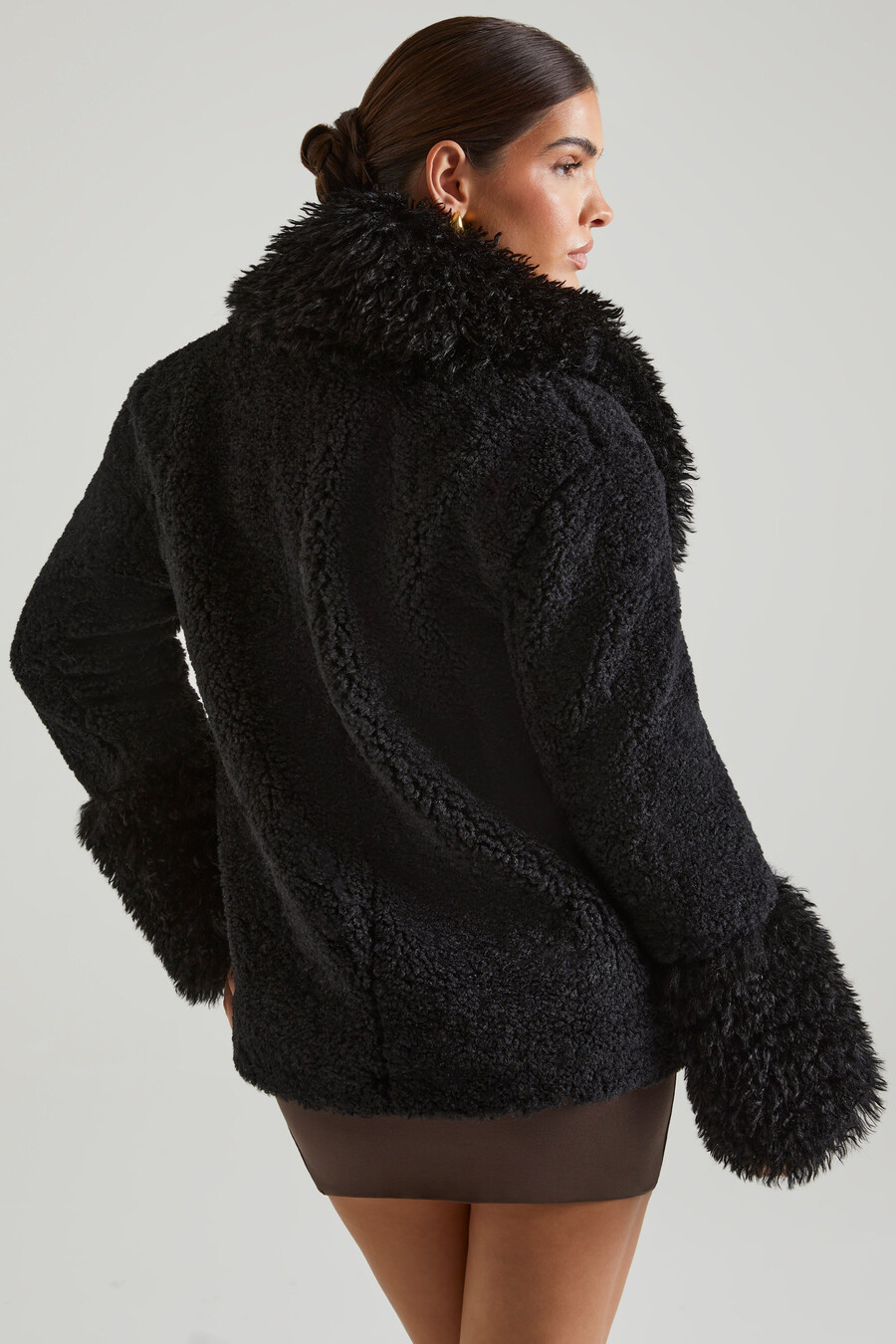 Παλτό shearling με μεγάλες μπροστινές τσέπες σε μαύρο χρώμα