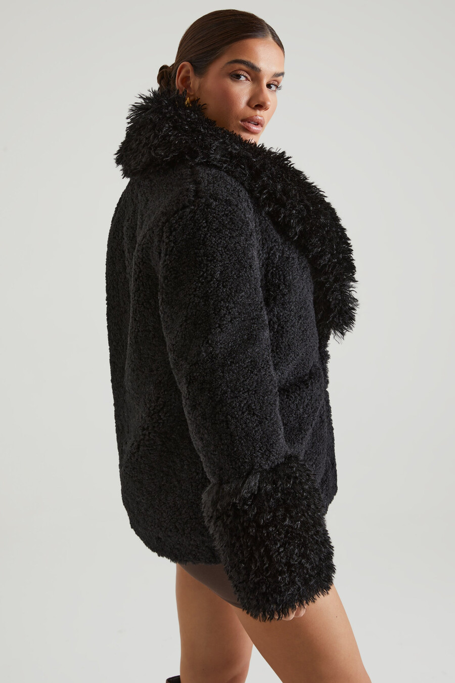 Παλτό shearling με μεγάλες μπροστινές τσέπες σε μαύρο χρώμα