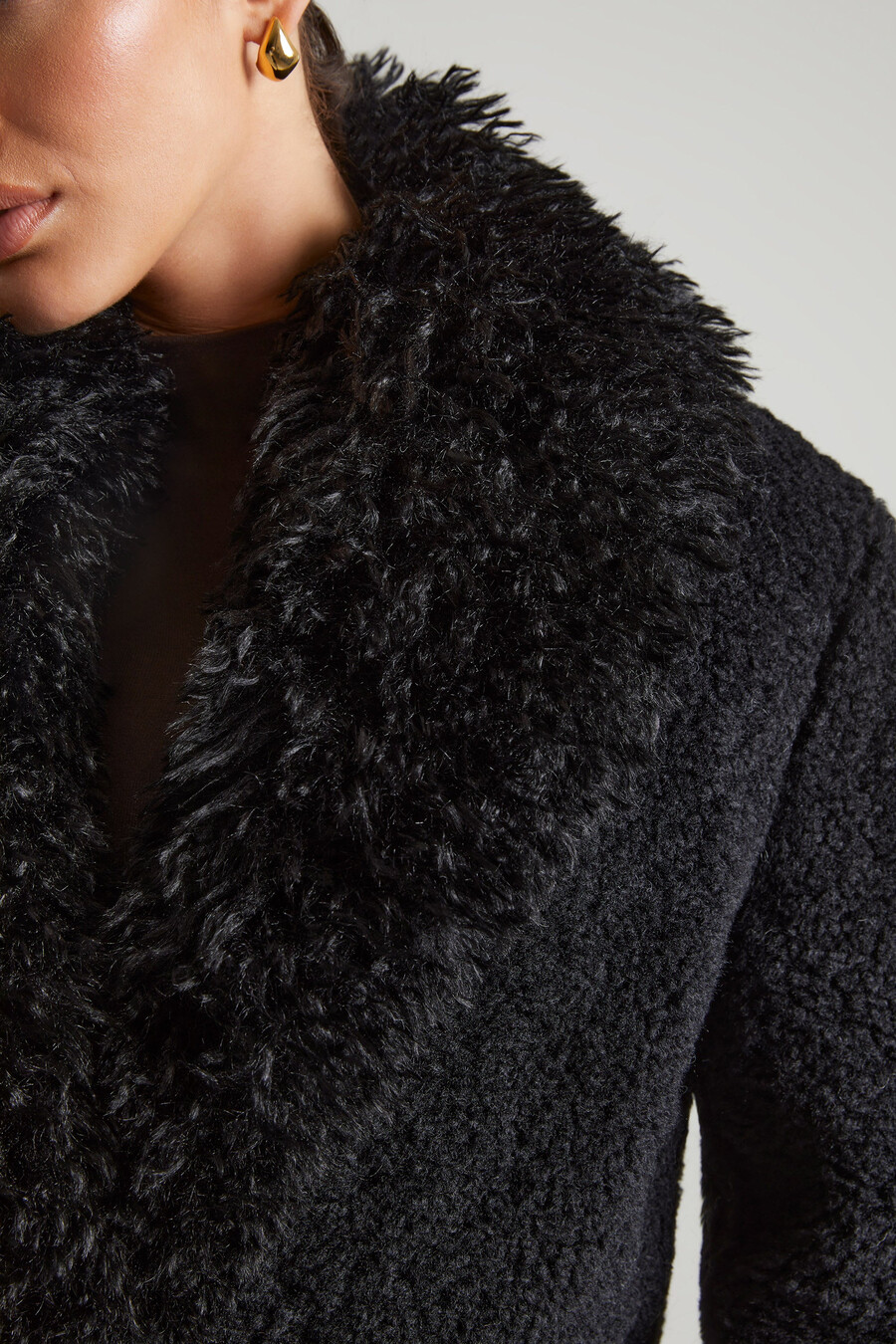 Παλτό shearling με μεγάλες μπροστινές τσέπες σε μαύρο χρώμα