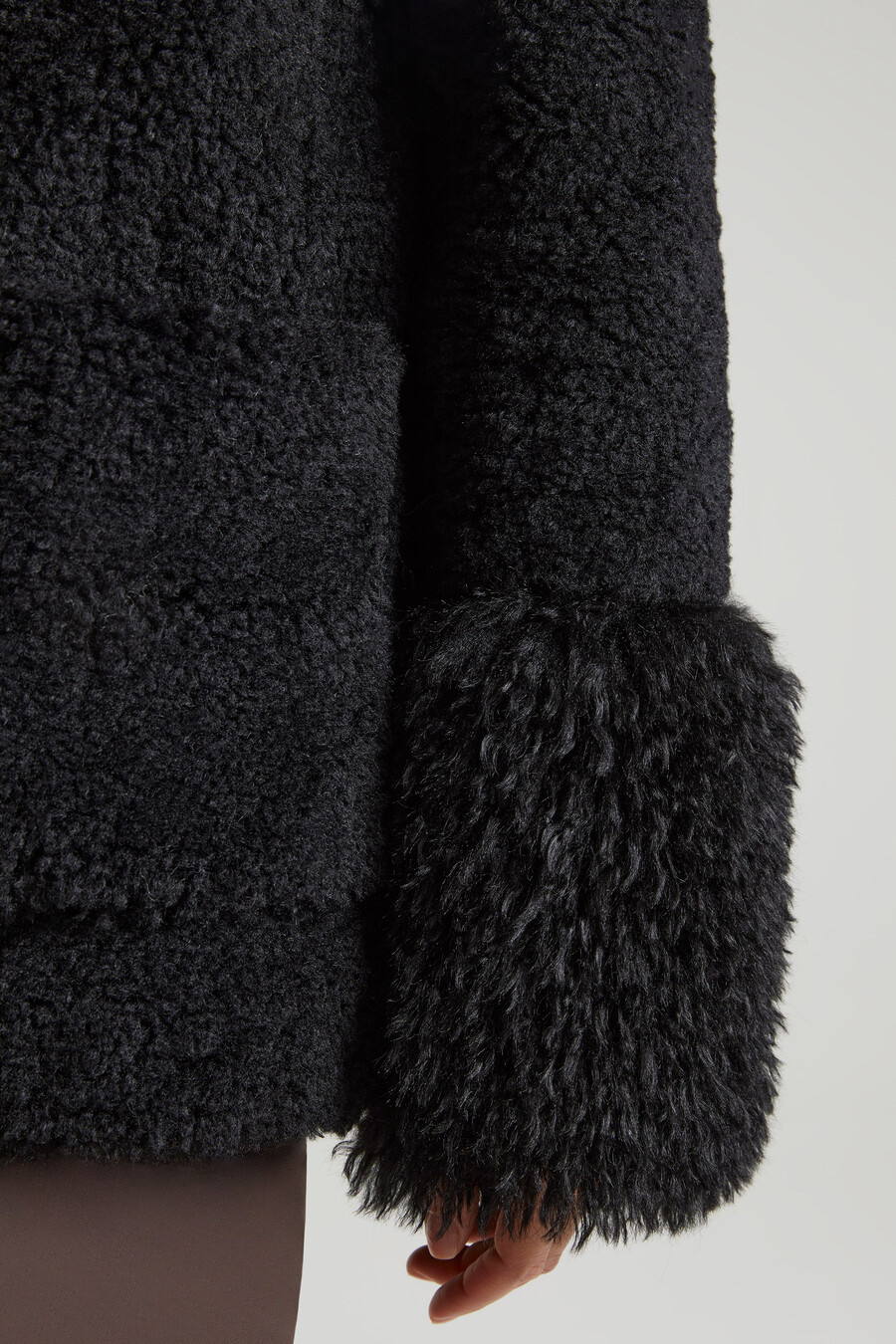 Παλτό shearling με μεγάλες μπροστινές τσέπες σε μαύρο χρώμα