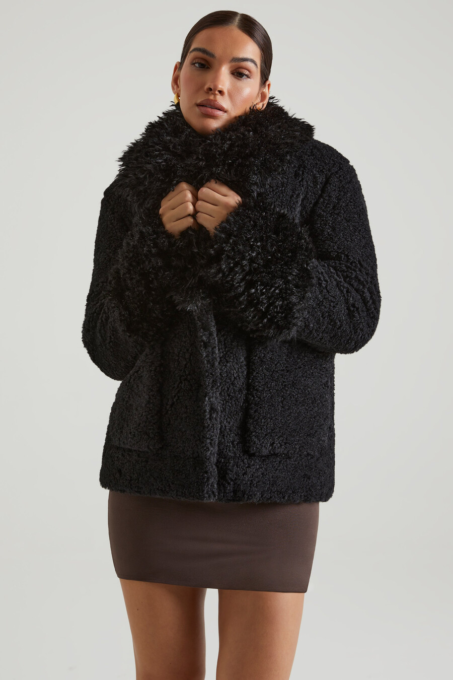Παλτό shearling με μεγάλες μπροστινές τσέπες σε μαύρο χρώμα