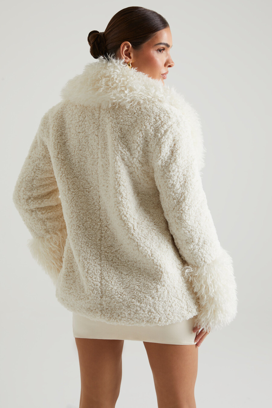 Παλτό shearling με μεγάλες μπροστινές τσέπες σε κρεμ χρώμα