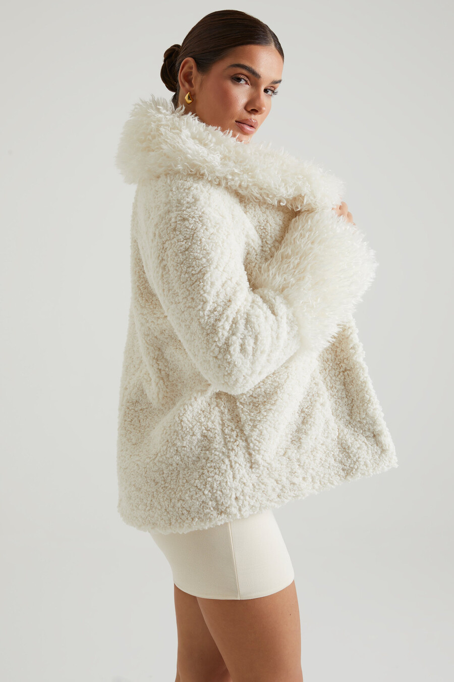 Παλτό shearling με μεγάλες μπροστινές τσέπες σε κρεμ χρώμα