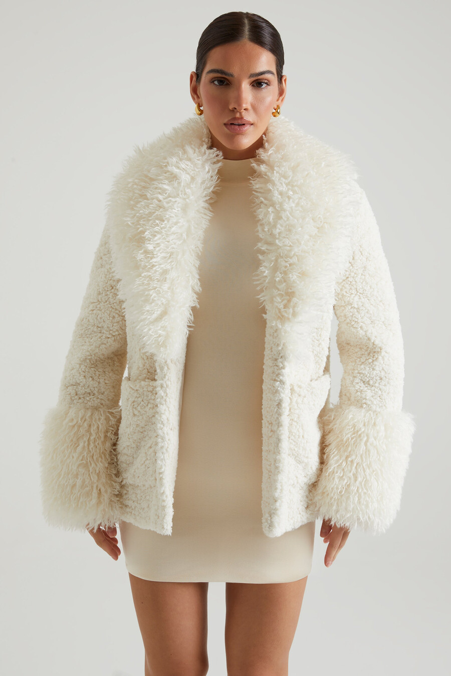 Παλτό shearling με μεγάλες μπροστινές τσέπες σε κρεμ χρώμα