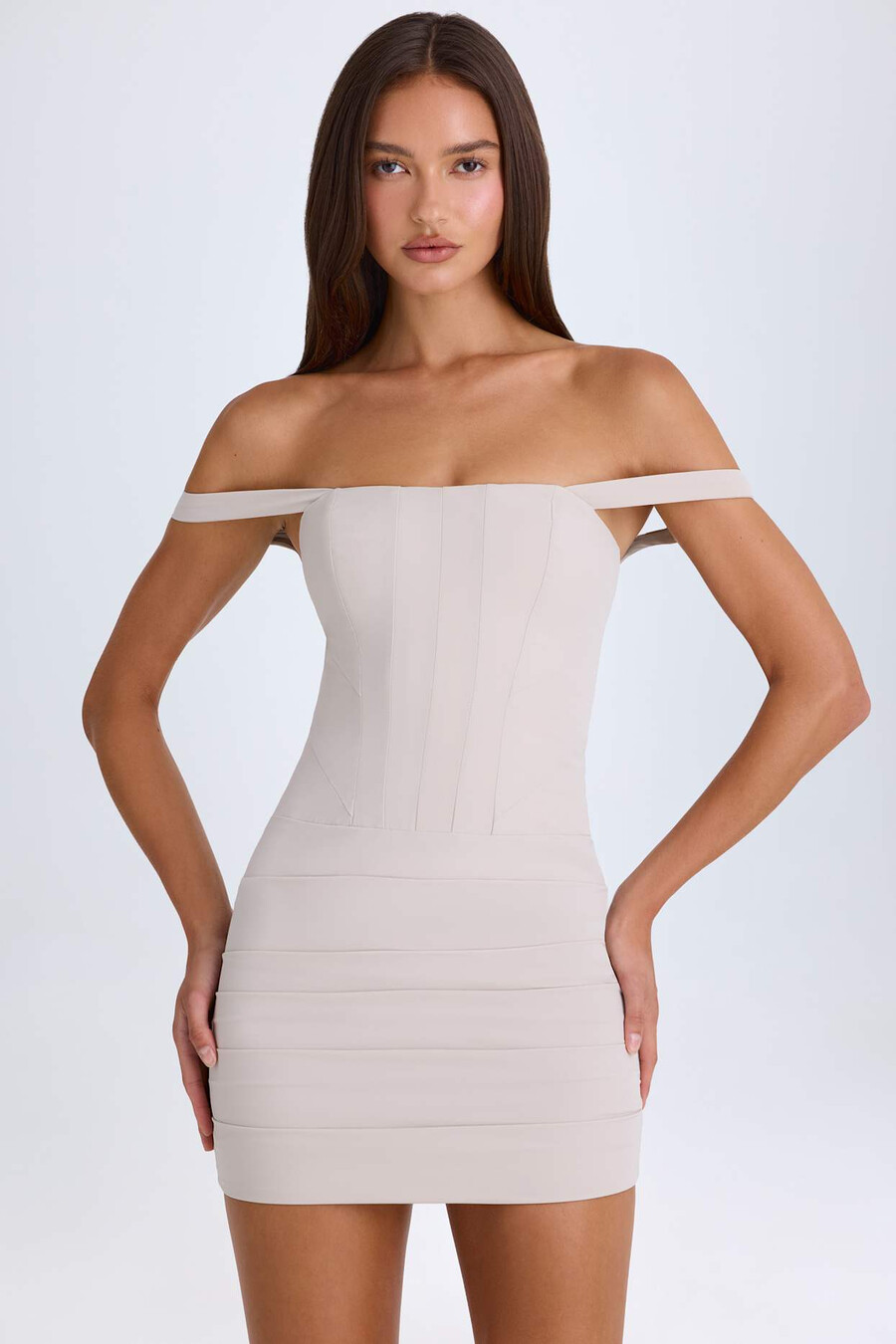 Μίνι φόρεμα με κορσέ και έξω τους ώμους σε χρώμα ταμπά