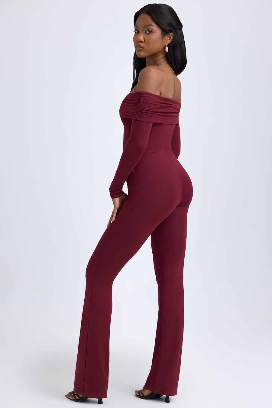 Ολόσωμη φόρμα με έξω ώμους και σούρες από μοντάλ σε κόκκινο κρασί