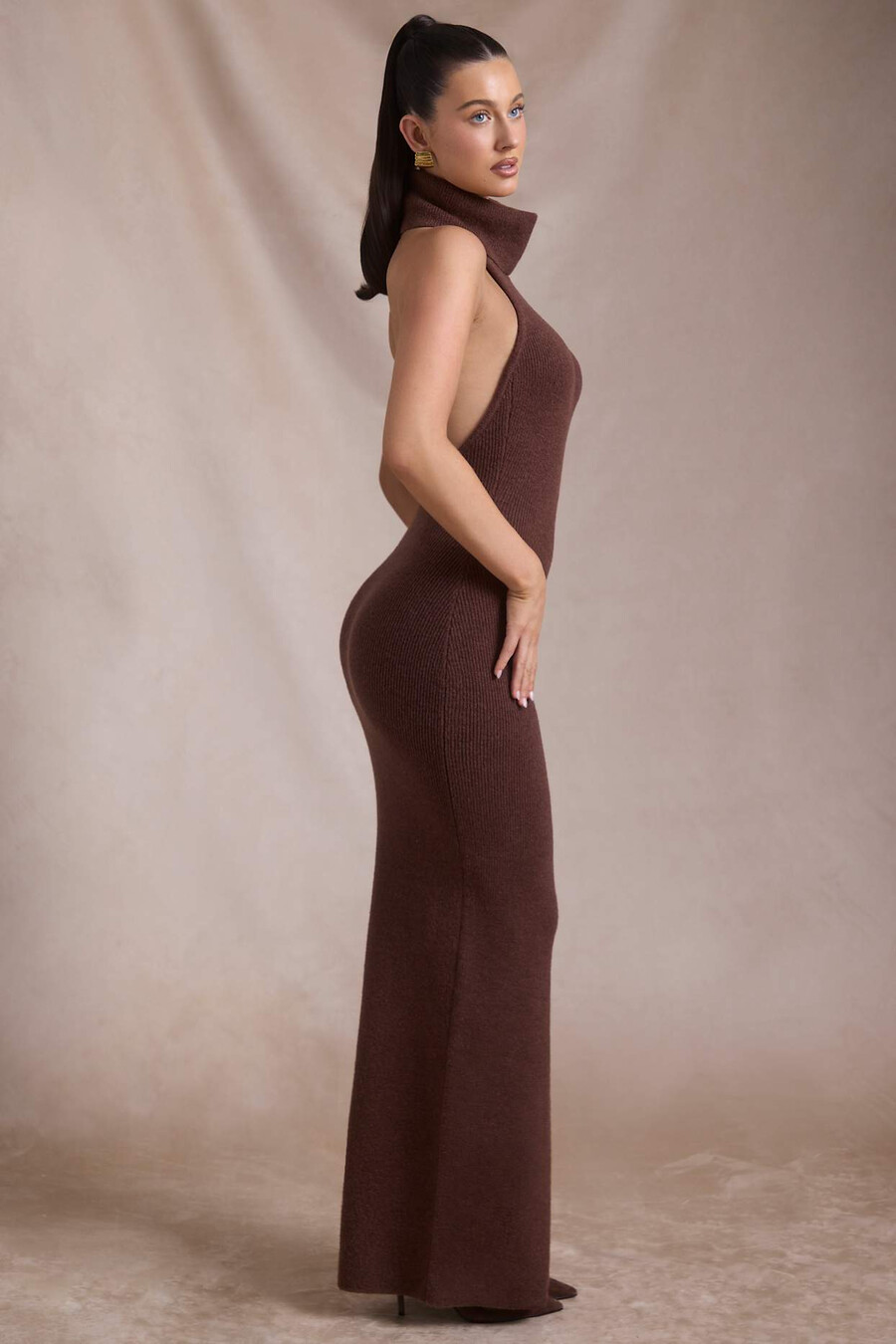 Φόρεμα μάξι με ζιβάγκο και ριμπ πλέξη χωρίς πλάτη σε χρώμα εσπρέσο