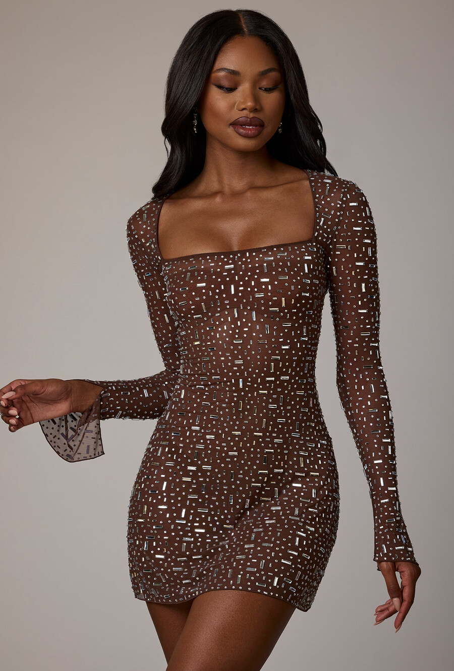 Μίνι φόρεμα με μακριά μανίκια και τελείωμα σε γραμμή Α σε σκούρο καφέ χρώμα