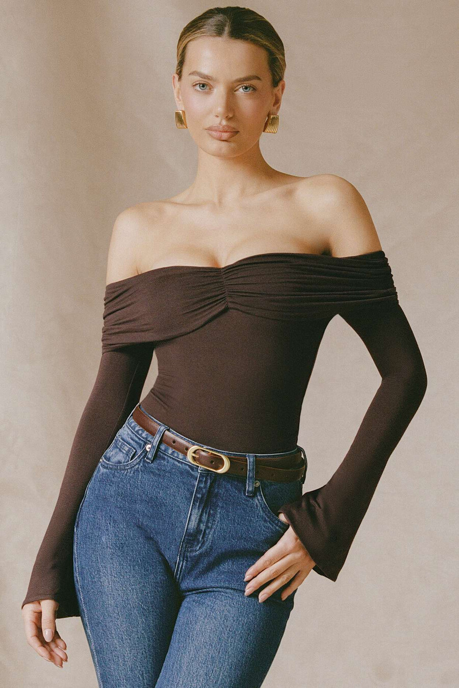 Μπλούζα με βολάν και έξω ώμους από μείγμα modal-cashmere σε χρώμα espresso