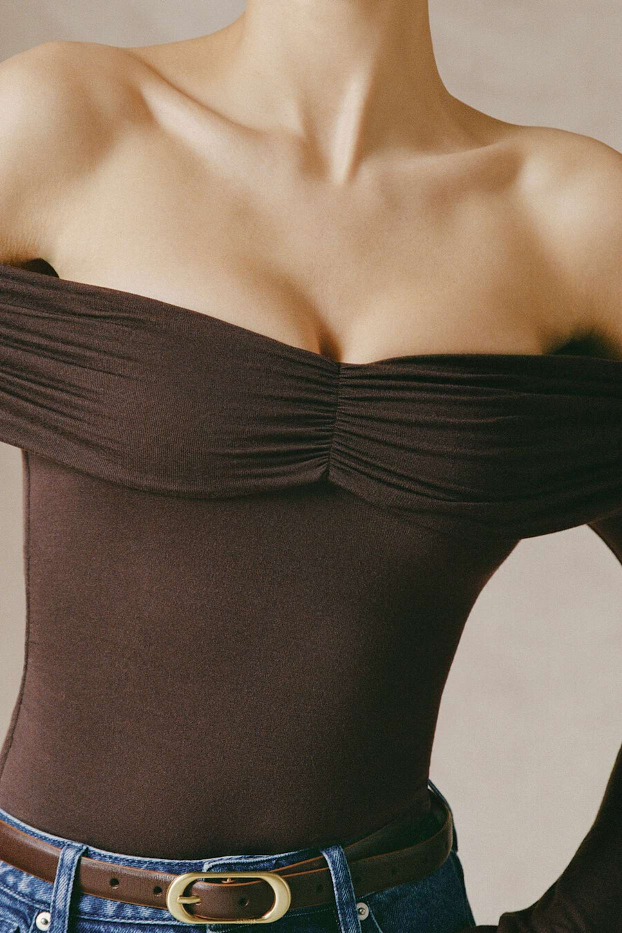 Μπλούζα με βολάν και έξω ώμους από μείγμα modal-cashmere σε χρώμα espresso