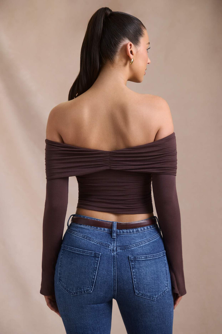 Μπλούζα με βολάν και έξω ώμους από μείγμα modal-cashmere σε χρώμα espresso