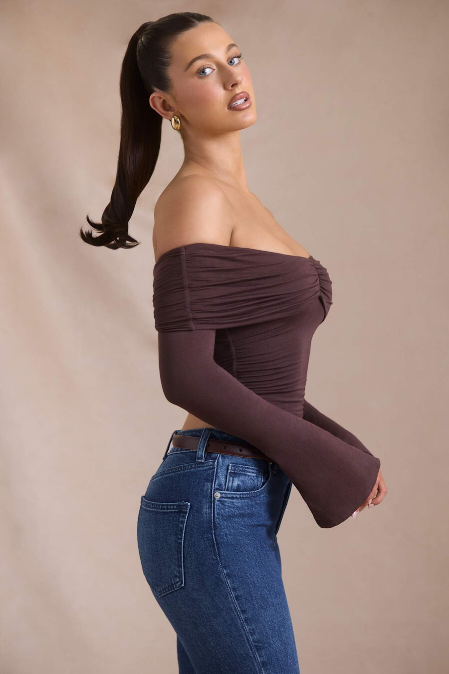 Μπλούζα με βολάν και έξω ώμους από μείγμα modal-cashmere σε χρώμα espresso
