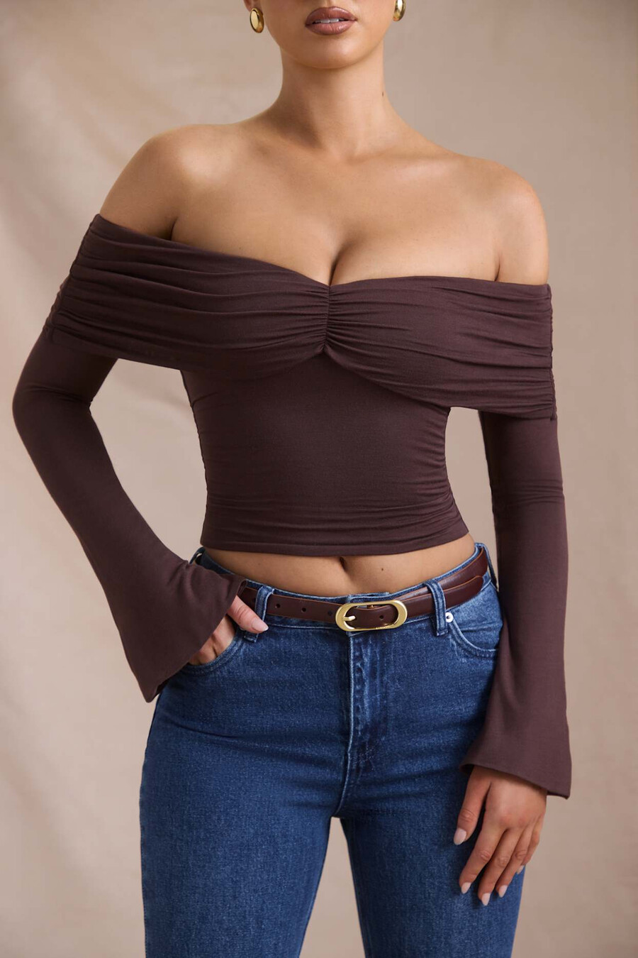 Μπλούζα με βολάν και έξω ώμους από μείγμα modal-cashmere σε χρώμα espresso