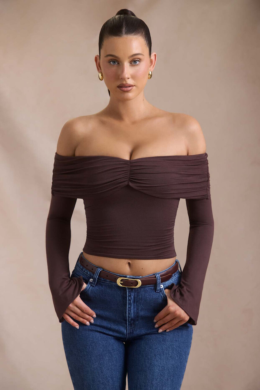 Μπλούζα με βολάν και έξω ώμους από μείγμα modal-cashmere σε χρώμα espresso