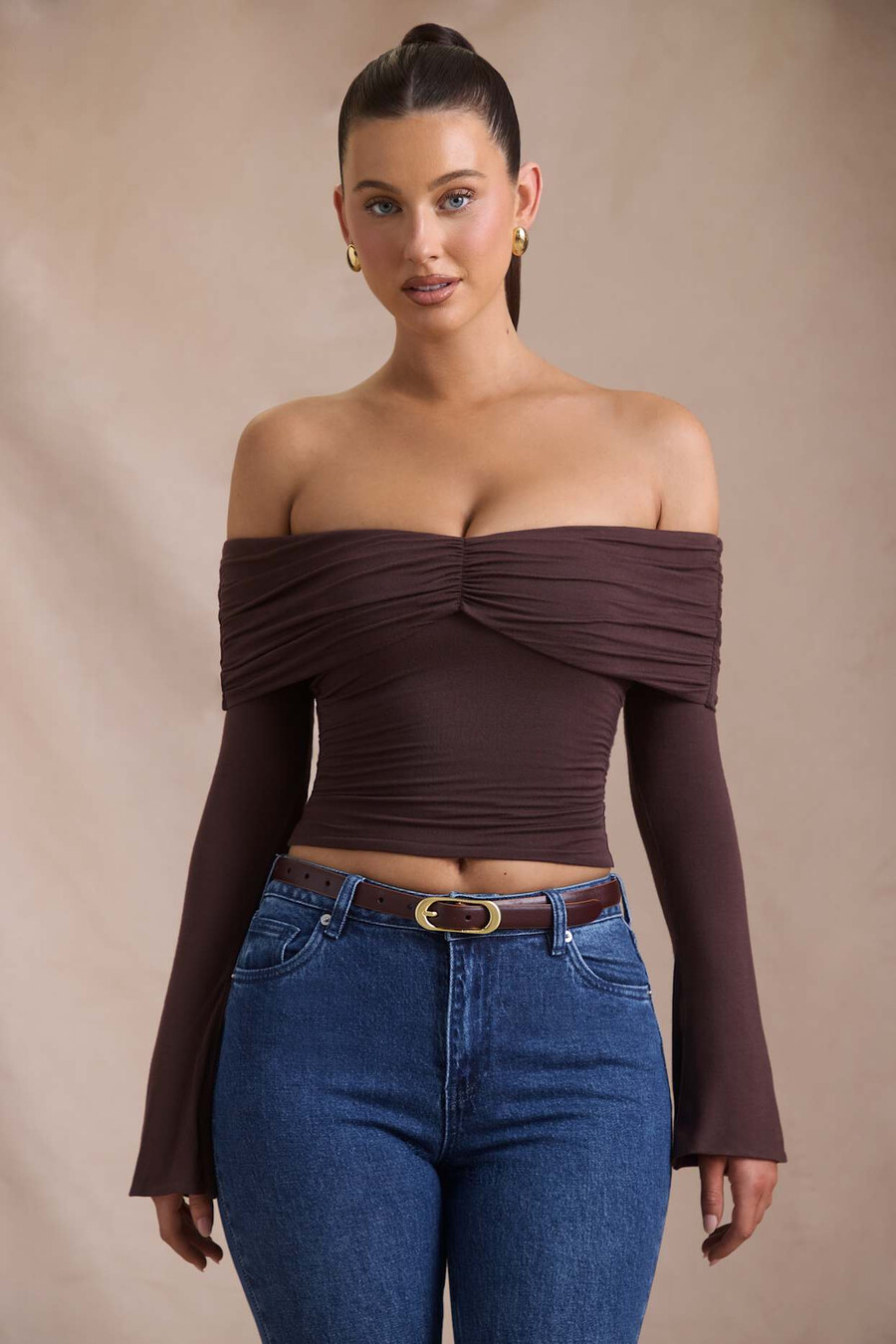 Μπλούζα με βολάν και έξω ώμους από μείγμα modal-cashmere σε χρώμα espresso