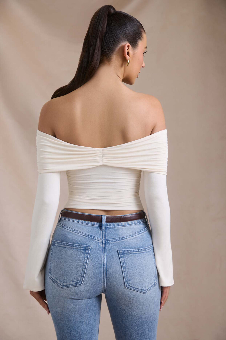 Μπλούζα με βολάν και έξω ώμους από μείγμα modal-cashmere σε ιβουάρ χρώμα