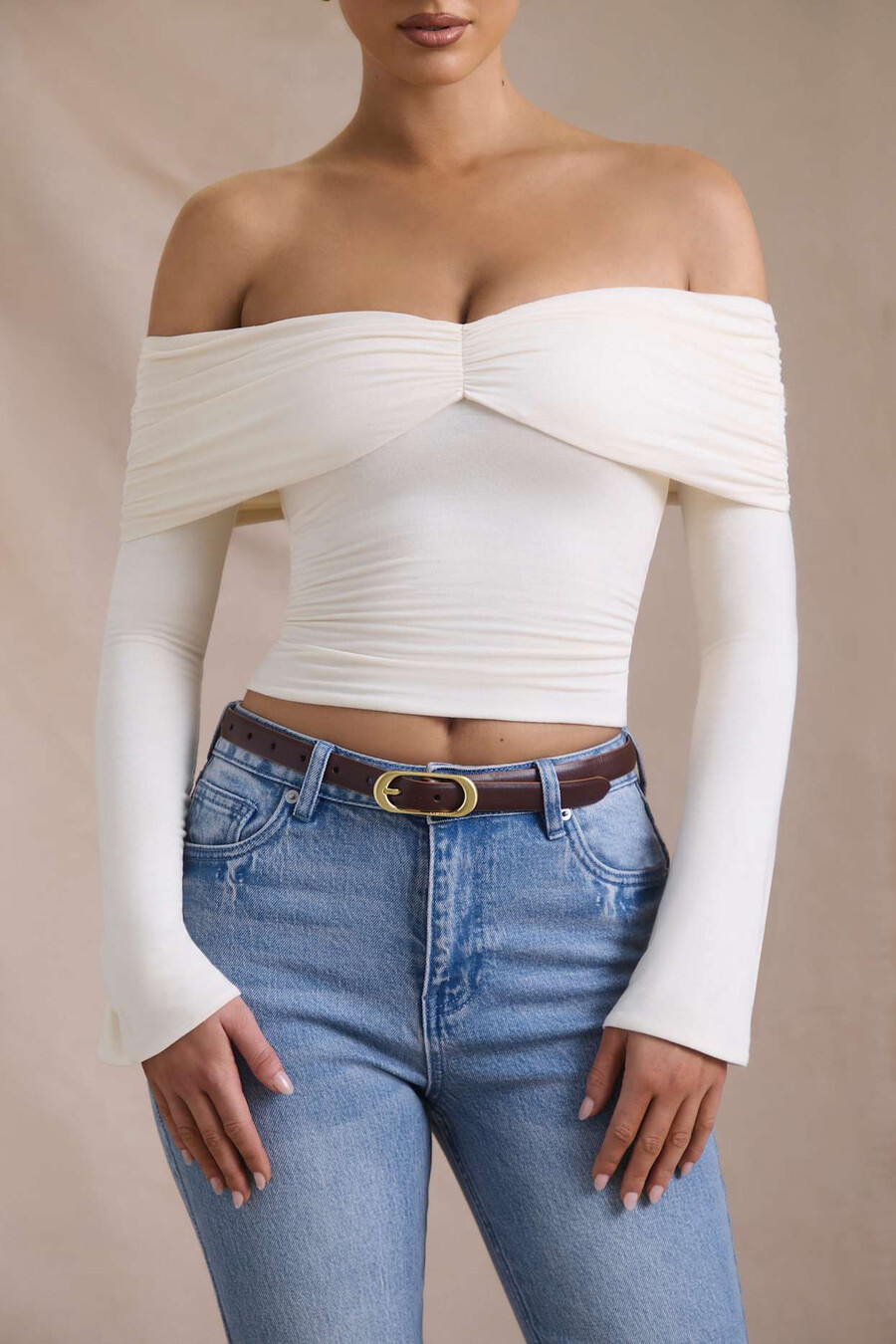 Μπλούζα με βολάν και έξω ώμους από μείγμα modal-cashmere σε ιβουάρ χρώμα