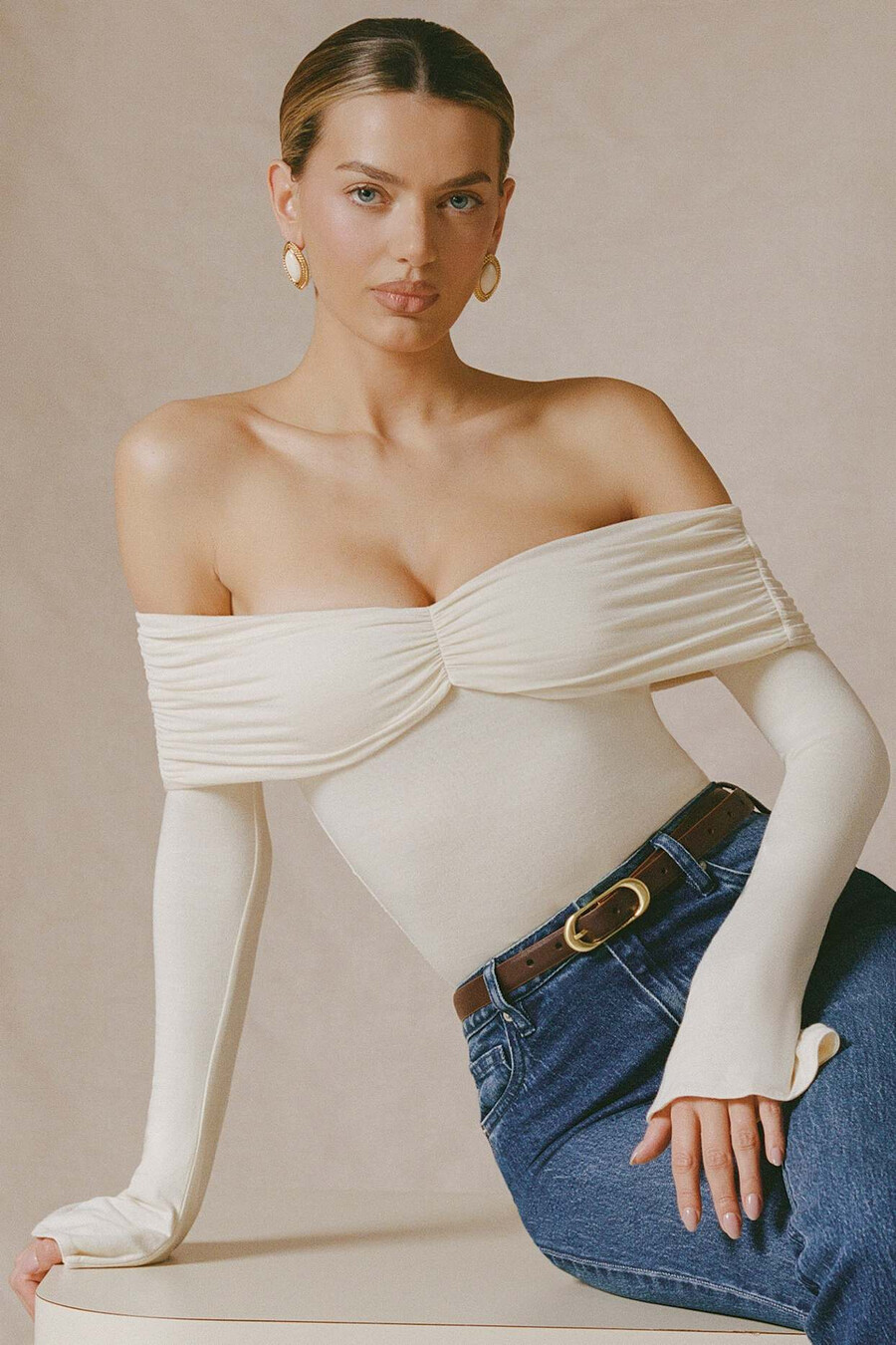 Μπλούζα με βολάν και έξω ώμους από μείγμα modal-cashmere σε ιβουάρ χρώμα