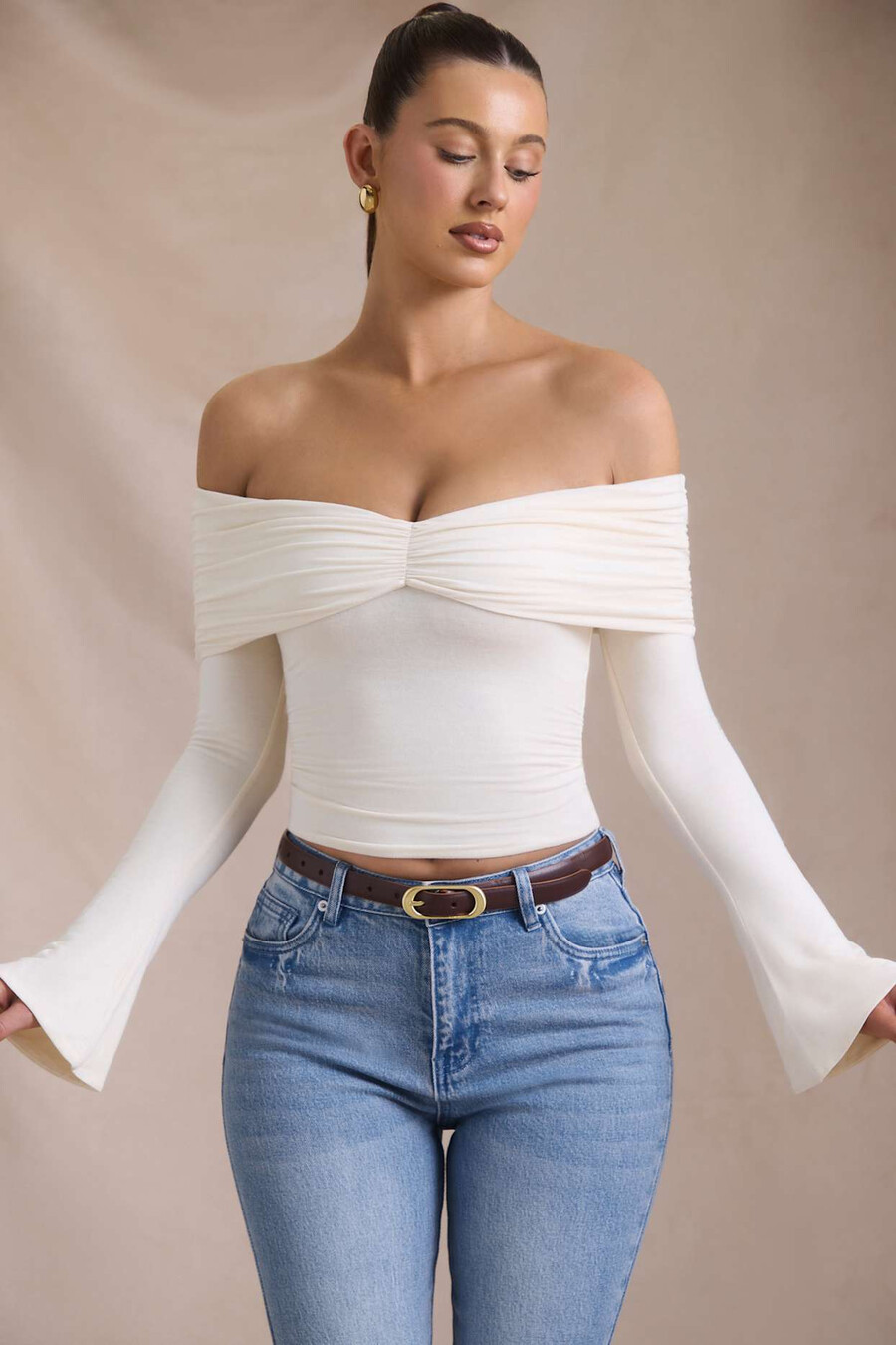 Μπλούζα με βολάν και έξω ώμους από μείγμα modal-cashmere σε ιβουάρ χρώμα