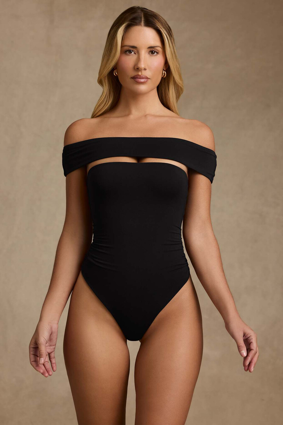Κορμάκι με κοψίματα και έξω τους ώμους από μοντάλ σε μαύρο χρώμα