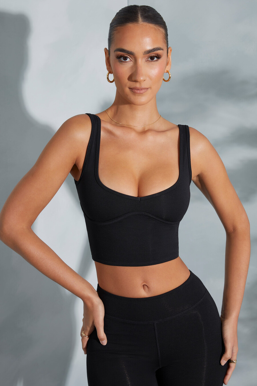 crop top με ντεκολτέ σε σχήμα καρδιάς σε μαύρο χρώμα