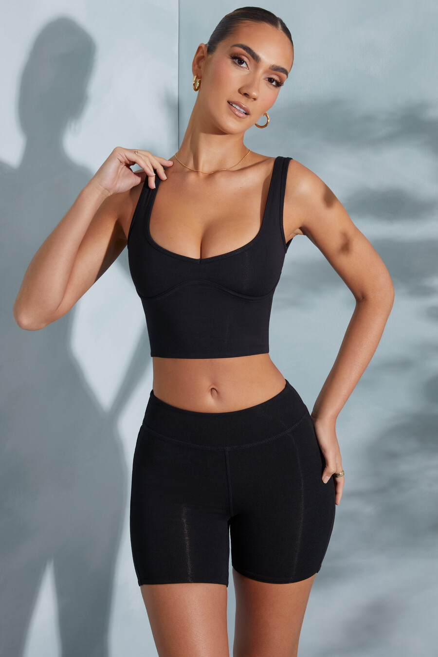 crop top με ντεκολτέ σε σχήμα καρδιάς σε μαύρο χρώμα