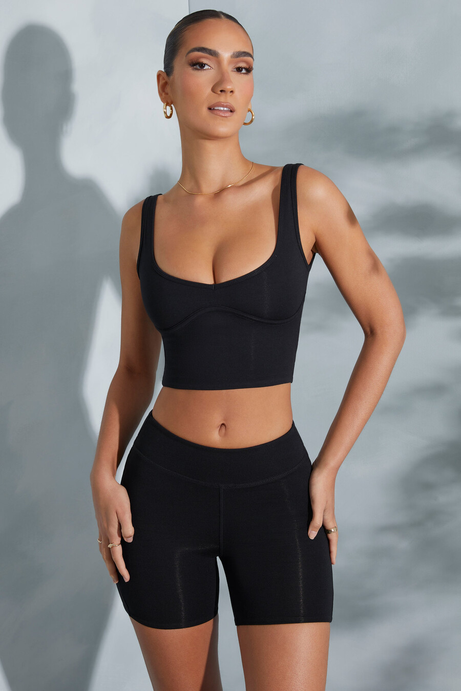 crop top με ντεκολτέ σε σχήμα καρδιάς σε μαύρο χρώμα