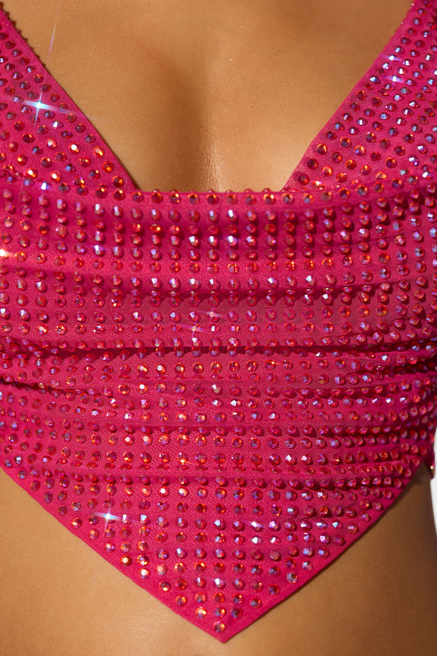 crop top με ανοιχτή πλάτη και διακοσμητικό ντεκολτέ σε έντονο ροζ χρώμα