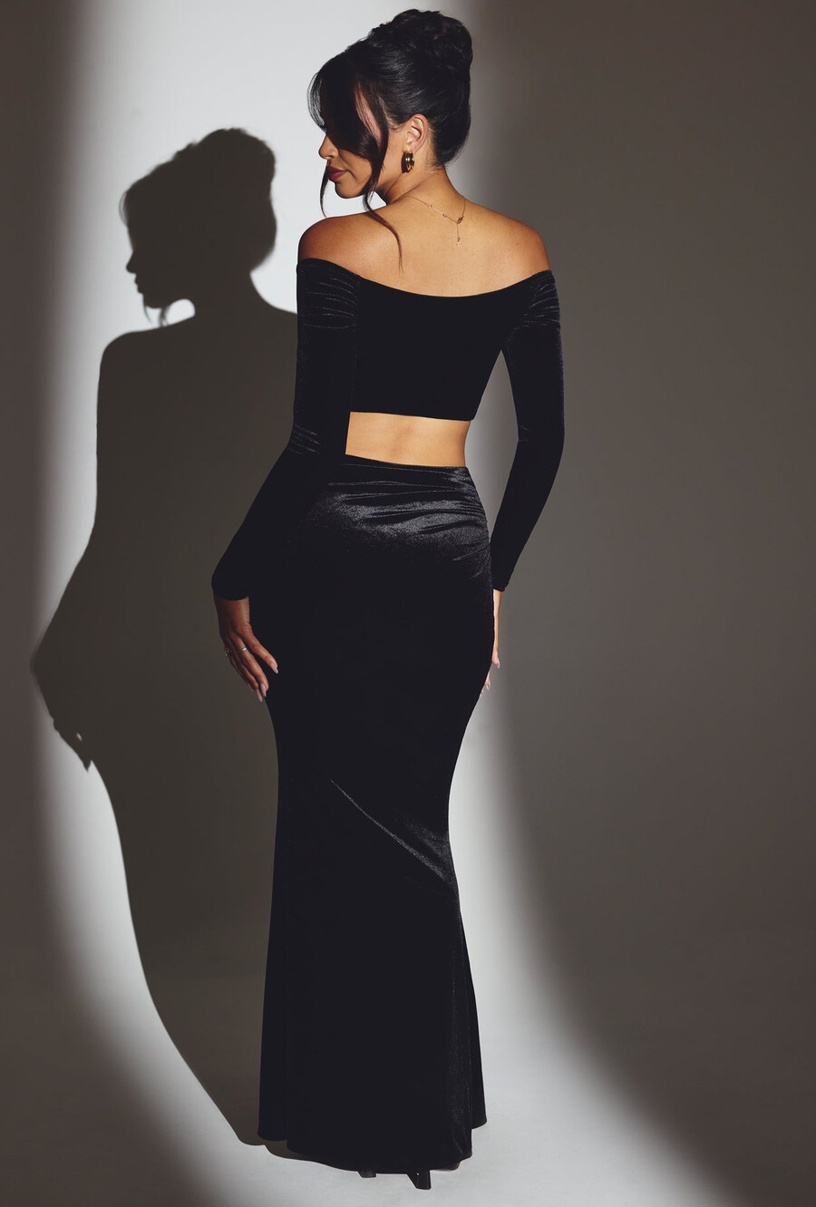 Βελούδινο crop top με Ώμους και Σούρες σε Μαύρο Χρώμα