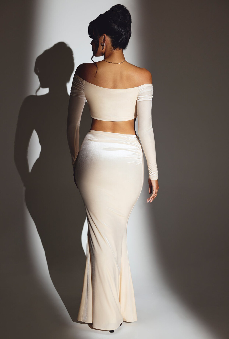Βελούδινο crop top με Ώμους και Σούρες σε Ιβουάρ Χρώμα