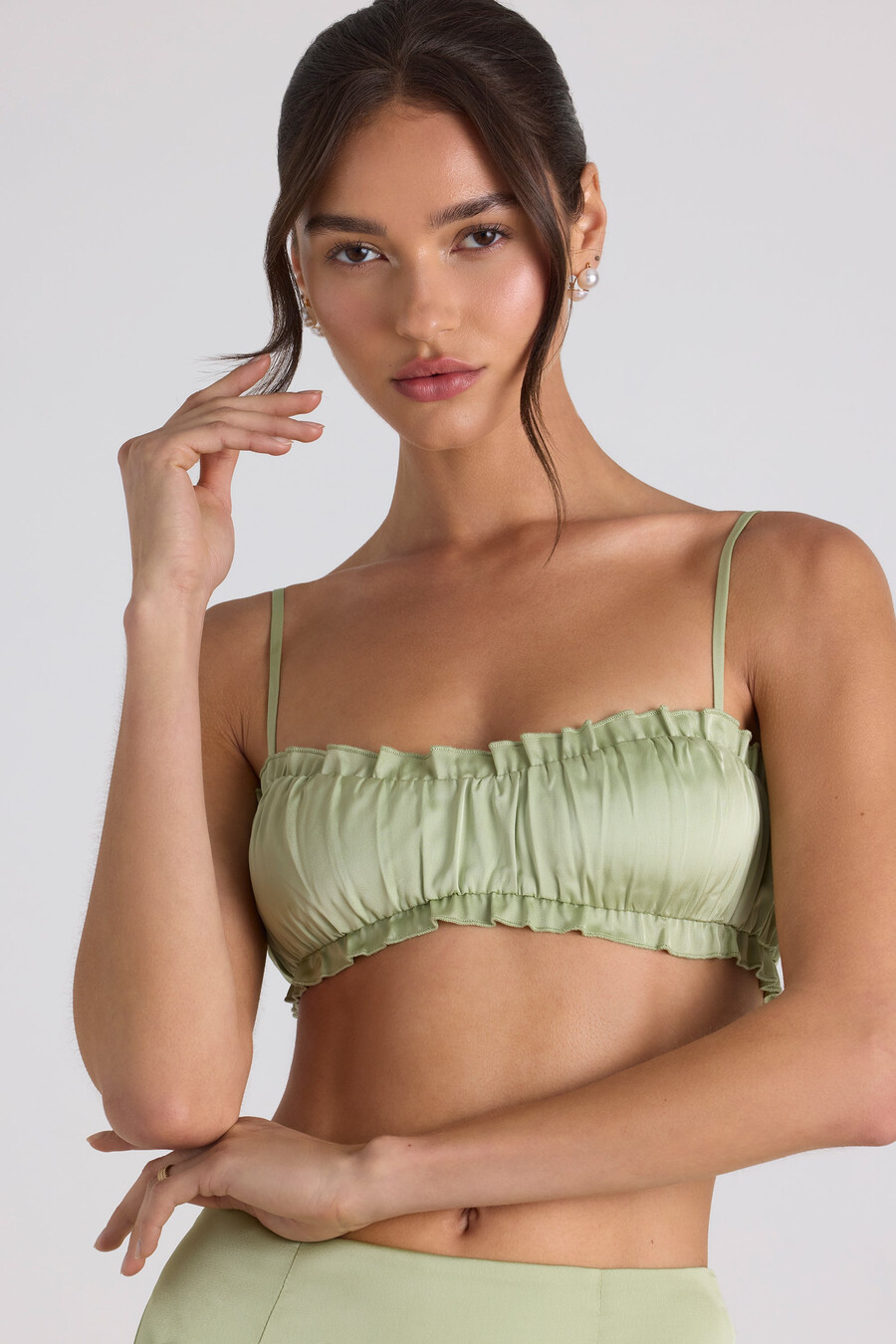 crop top με βολάν και τελείωμα σε ανοιξιάτικο πράσινο χρώμα