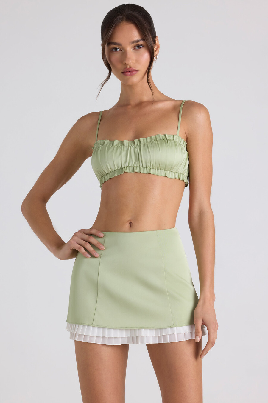 crop top με βολάν και τελείωμα σε ανοιξιάτικο πράσινο χρώμα