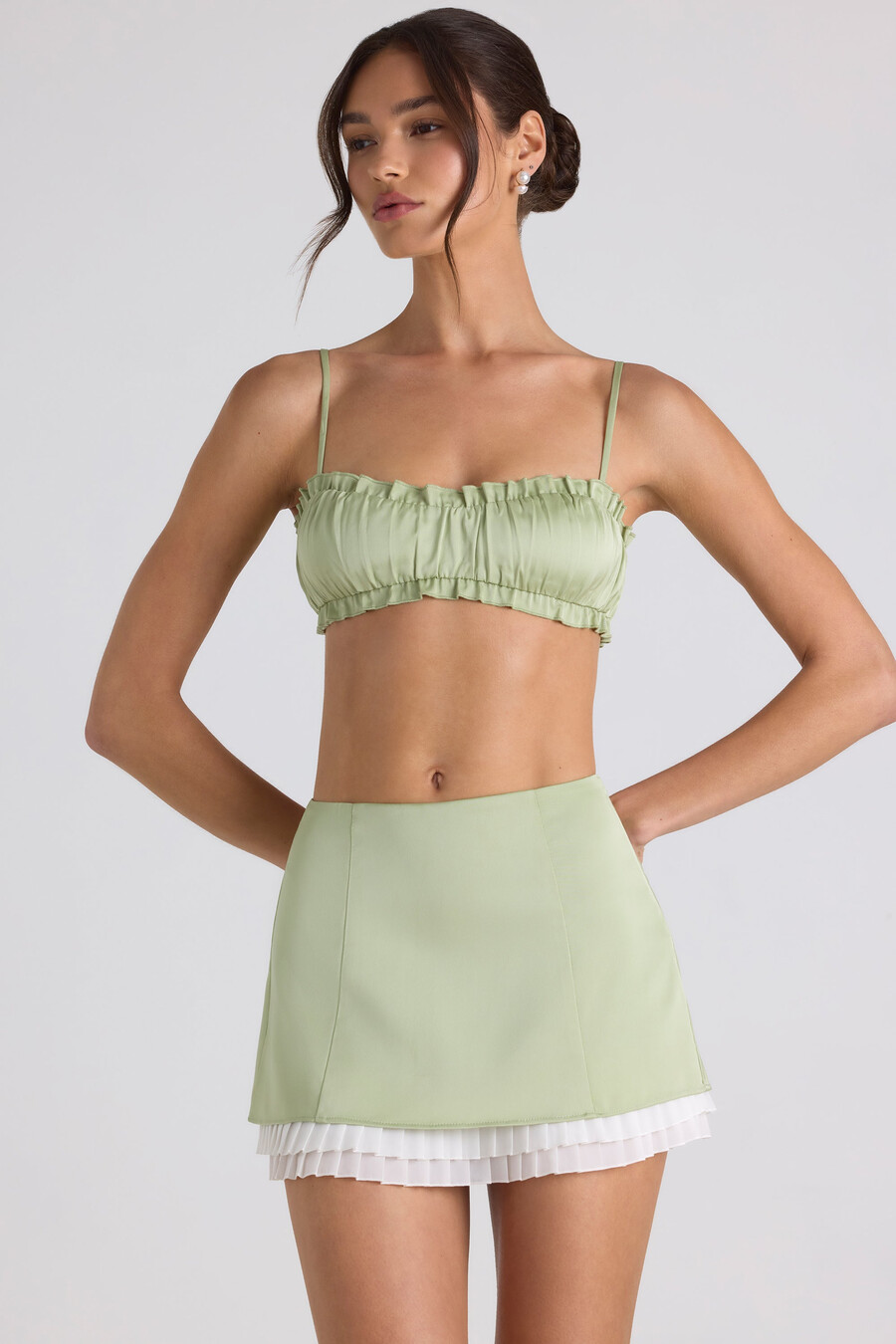 crop top με βολάν και τελείωμα σε ανοιξιάτικο πράσινο χρώμα