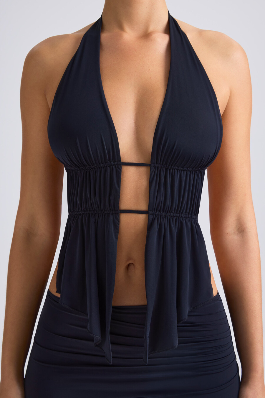 crop top με κοψίματα και ζιβάγκο σε μαύρο χρώμα