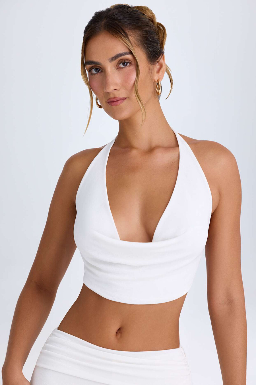 crop top με τελείωμα και τελείωμα μπροστά σε λευκό χρώμα