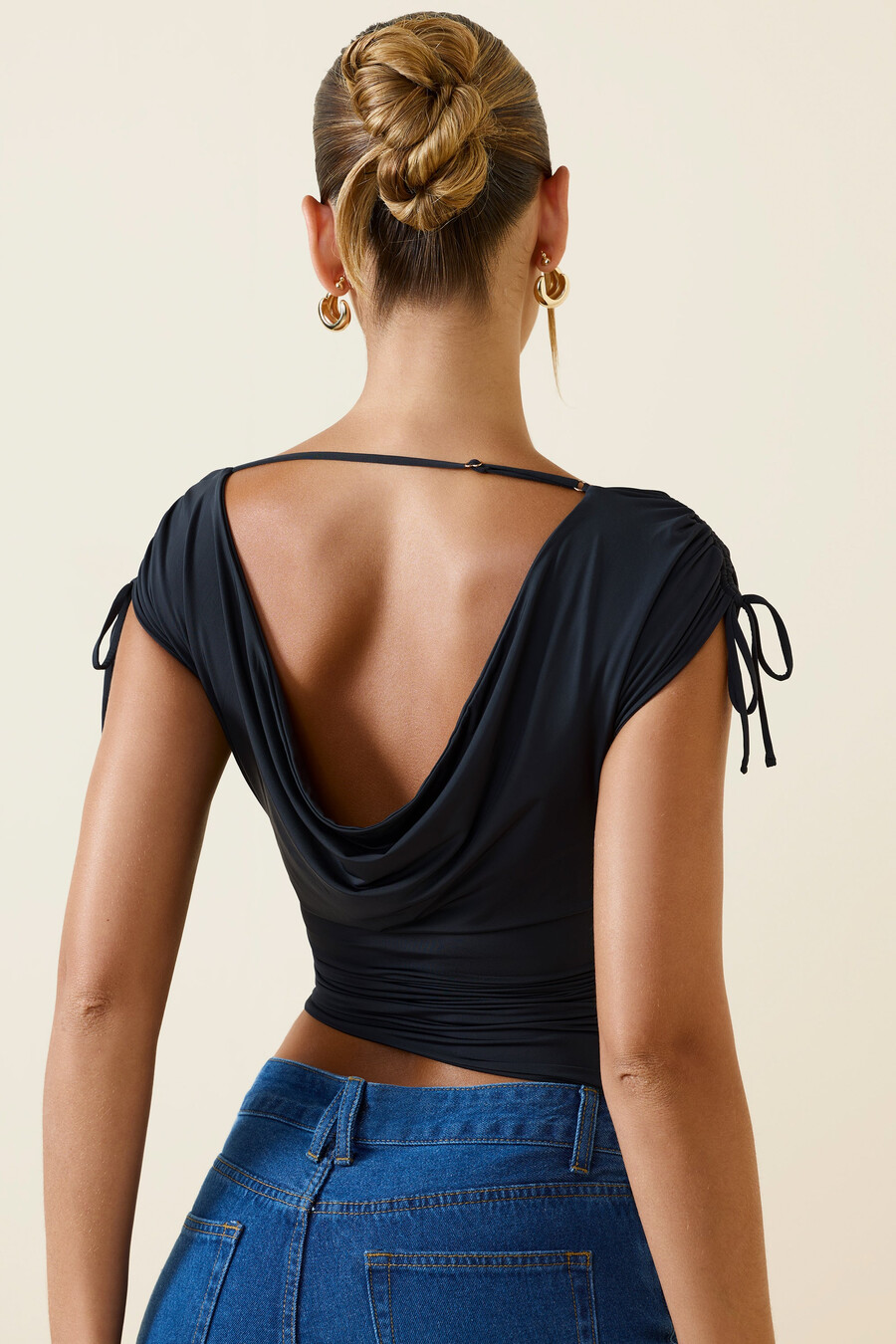 Ασύμμετρο crop top με Σούρα και Καπέλα σε Μαύρο